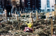 Tumba con peluche de elefante de un niño bosnio asesinado por ataque de fuerzas serbias en Sarajevo, Bosnia Invierno 1992 By © Javier Bauluz