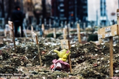 Tumba con peluche de elefante de un niño bosnio asesinado por ataque de fuerzas serbias en Sarajevo, Bosnia Invierno 1992 By © Javier Bauluz